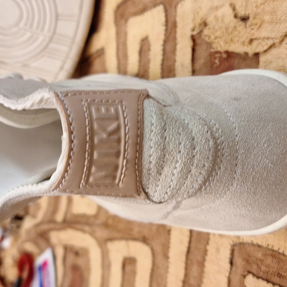 Nike Air Jordan's size 11. Off white.